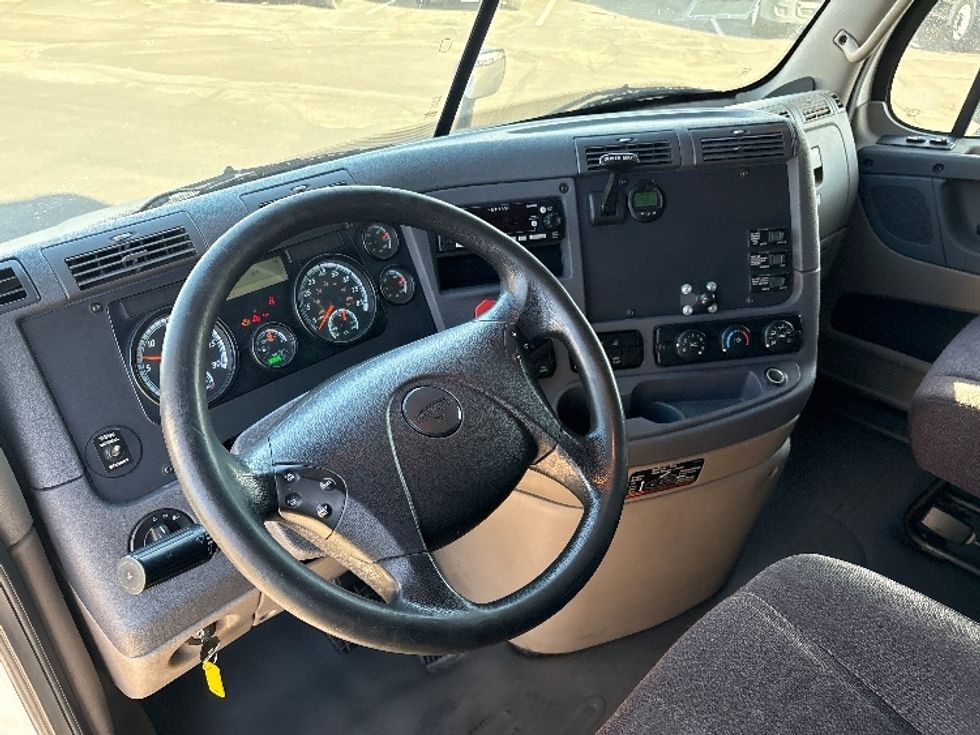 Sleeper Tractor-Heavy Duty Tractors-Freightliner-2016-Cascadia 11364ST-Phoenix-AZ-554,269\n\t\tmiles-$ 18,000 - Image 10