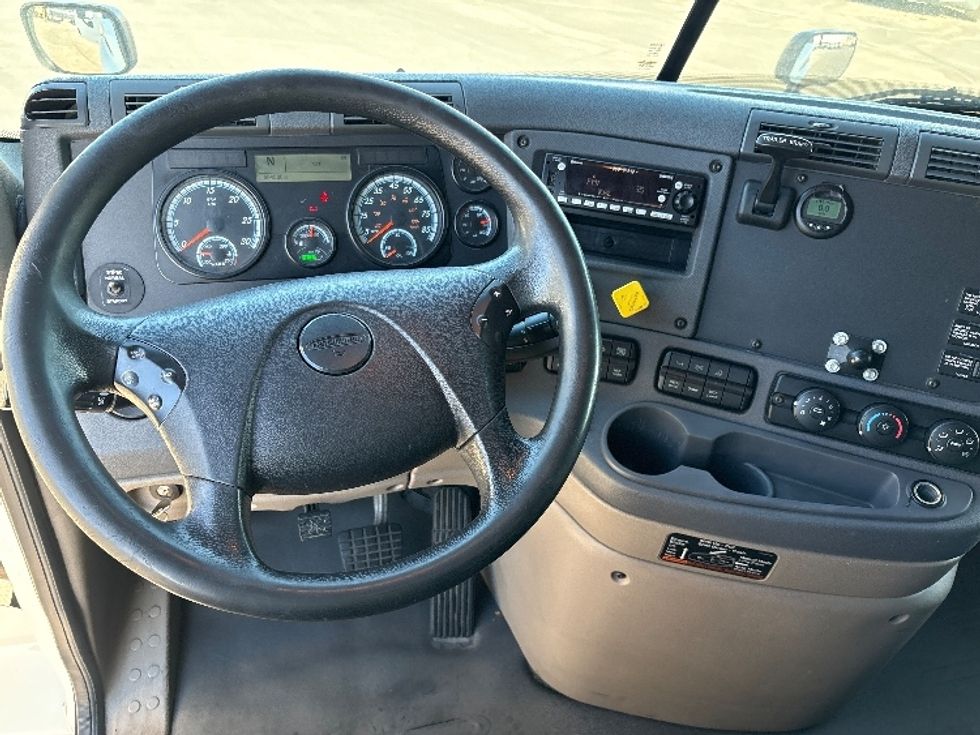 Sleeper Tractor-Heavy Duty Tractors-Freightliner-2016-Cascadia 11364ST-Phoenix-AZ-554,269\n\t\tmiles-$ 18,000 - Image 11