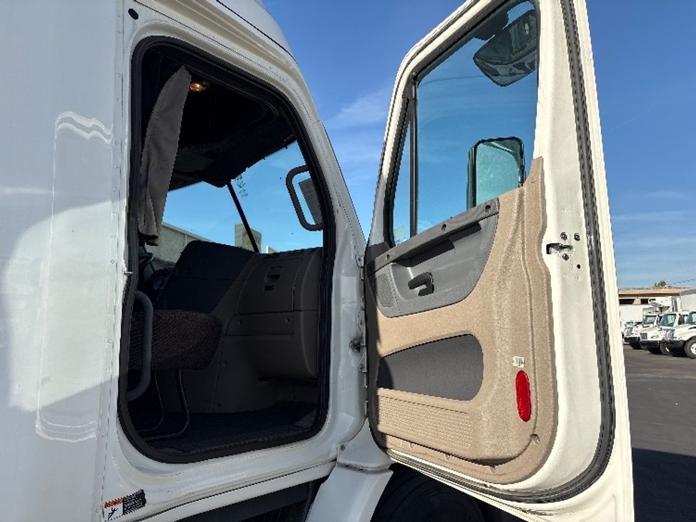 Sleeper Tractor-Heavy Duty Tractors-Freightliner-2016-Cascadia 11364ST-Phoenix-AZ-554,269\n\t\tmiles-$ 18,000 - Image 13