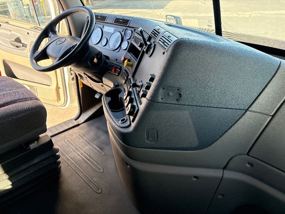 Sleeper Tractor-Heavy Duty Tractors-Freightliner-2016-Cascadia 11364ST-Phoenix-AZ-554,269\n\t\tmiles-$ 18,000 - Image 15