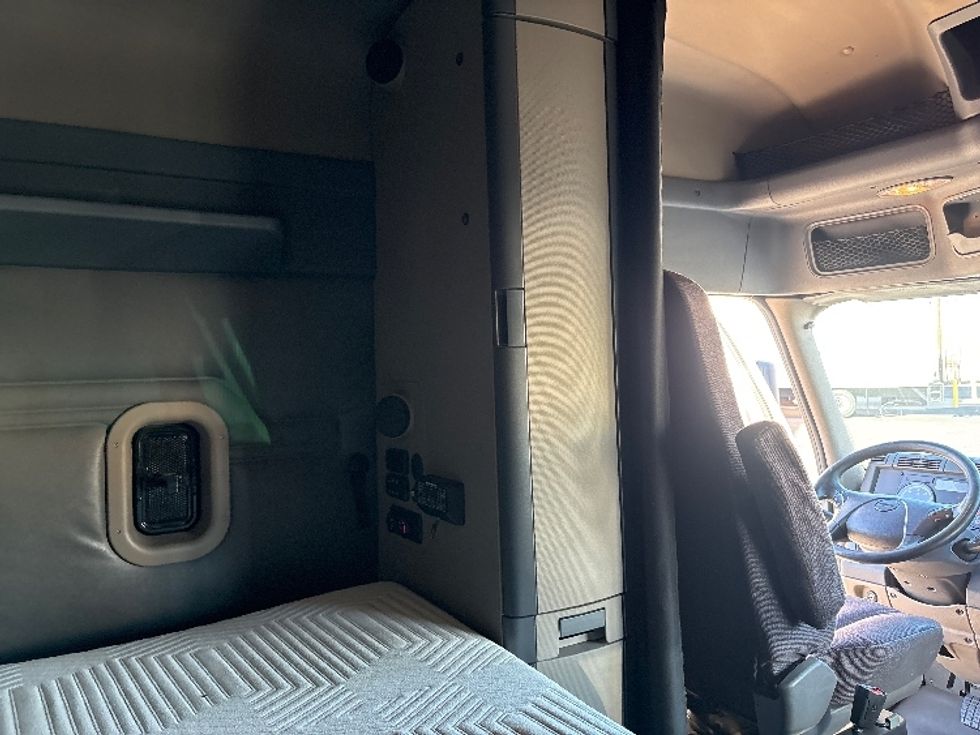 Sleeper Tractor-Heavy Duty Tractors-Freightliner-2016-Cascadia 11364ST-Phoenix-AZ-554,269\n\t\tmiles-$ 18,000 - Image 18