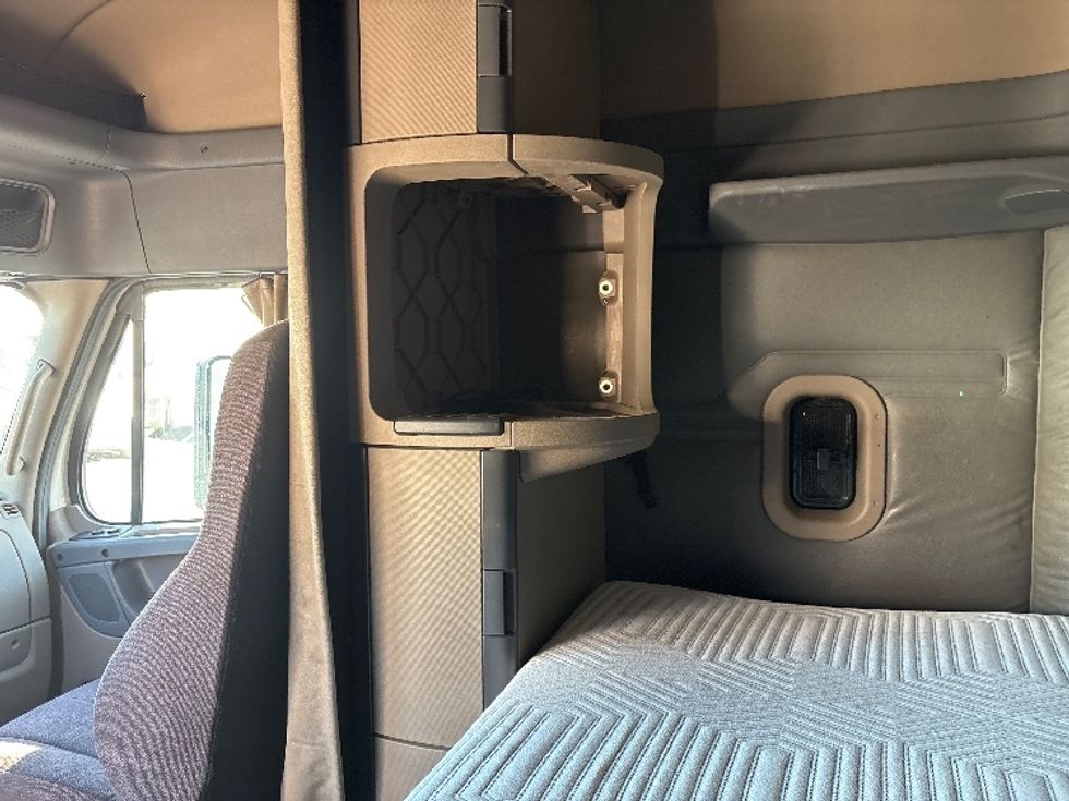 Sleeper Tractor-Heavy Duty Tractors-Freightliner-2016-Cascadia 11364ST-Phoenix-AZ-554,269\n\t\tmiles-$ 18,000 - Image 19