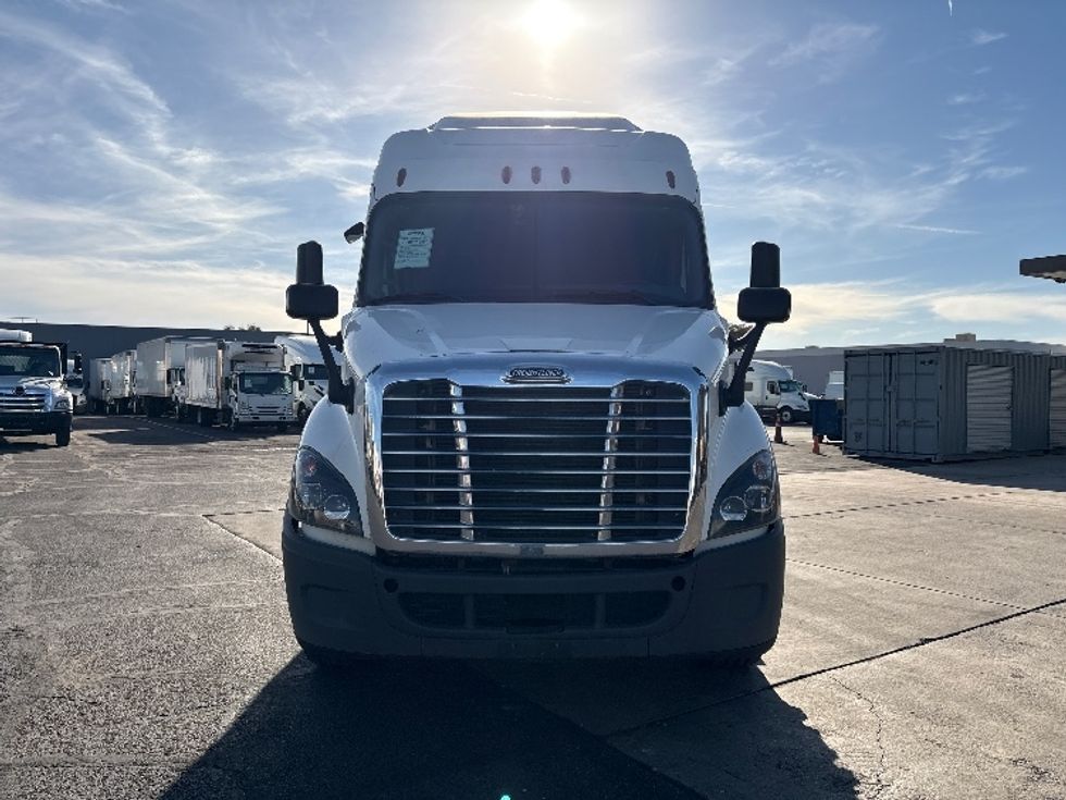 Sleeper Tractor-Heavy Duty Tractors-Freightliner-2016-Cascadia 11364ST-Phoenix-AZ-554,269\n\t\tmiles-$ 18,000 - Image 2