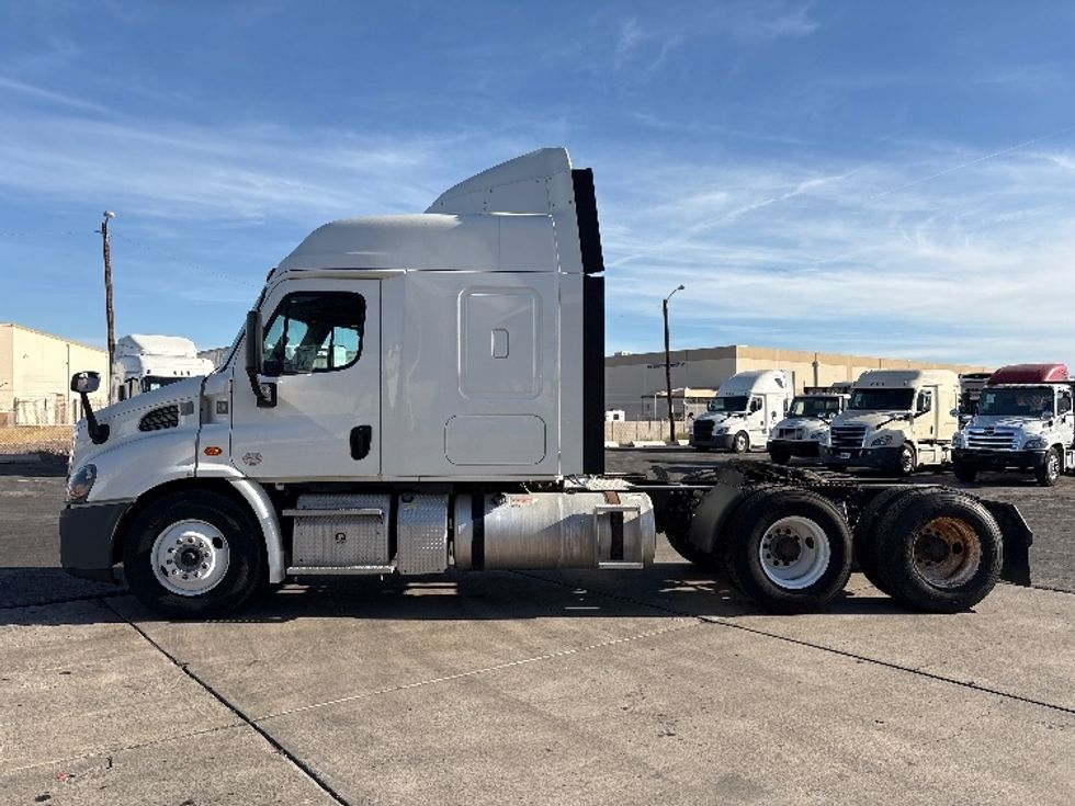 Sleeper Tractor-Heavy Duty Tractors-Freightliner-2016-Cascadia 11364ST-Phoenix-AZ-554,269\n\t\tmiles-$ 18,000 - Image 4