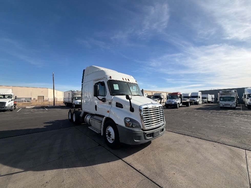 Sleeper Tractor-Heavy Duty Tractors-Freightliner-2016-Cascadia 11364ST-Phoenix-AZ-634,388\n\t\tmiles-$ 36,000 - Image 1
