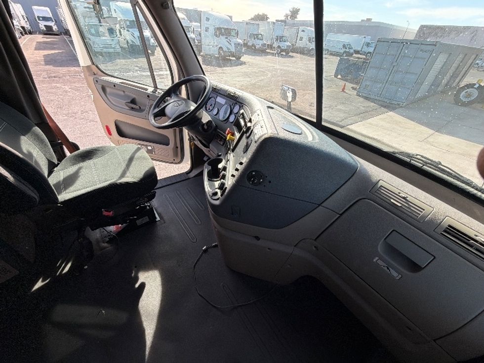 Sleeper Tractor-Heavy Duty Tractors-Freightliner-2016-Cascadia 11364ST-Phoenix-AZ-634,388\n\t\tmiles-$ 36,000 - Image 15