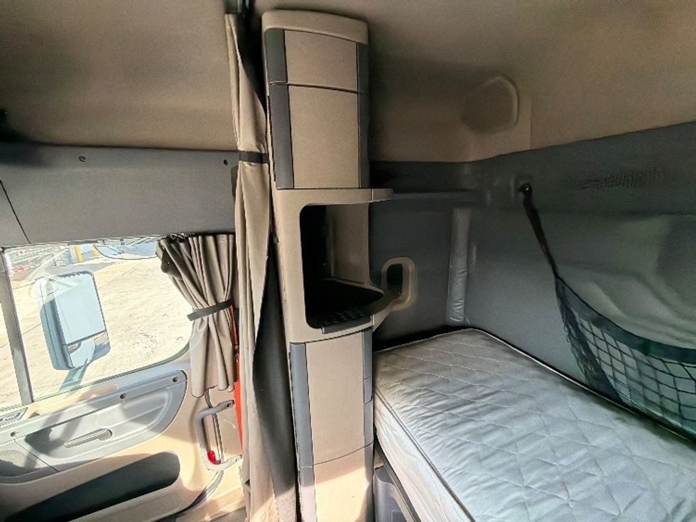 Sleeper Tractor-Heavy Duty Tractors-Freightliner-2016-Cascadia 11364ST-Phoenix-AZ-634,388\n\t\tmiles-$ 36,000 - Image 19