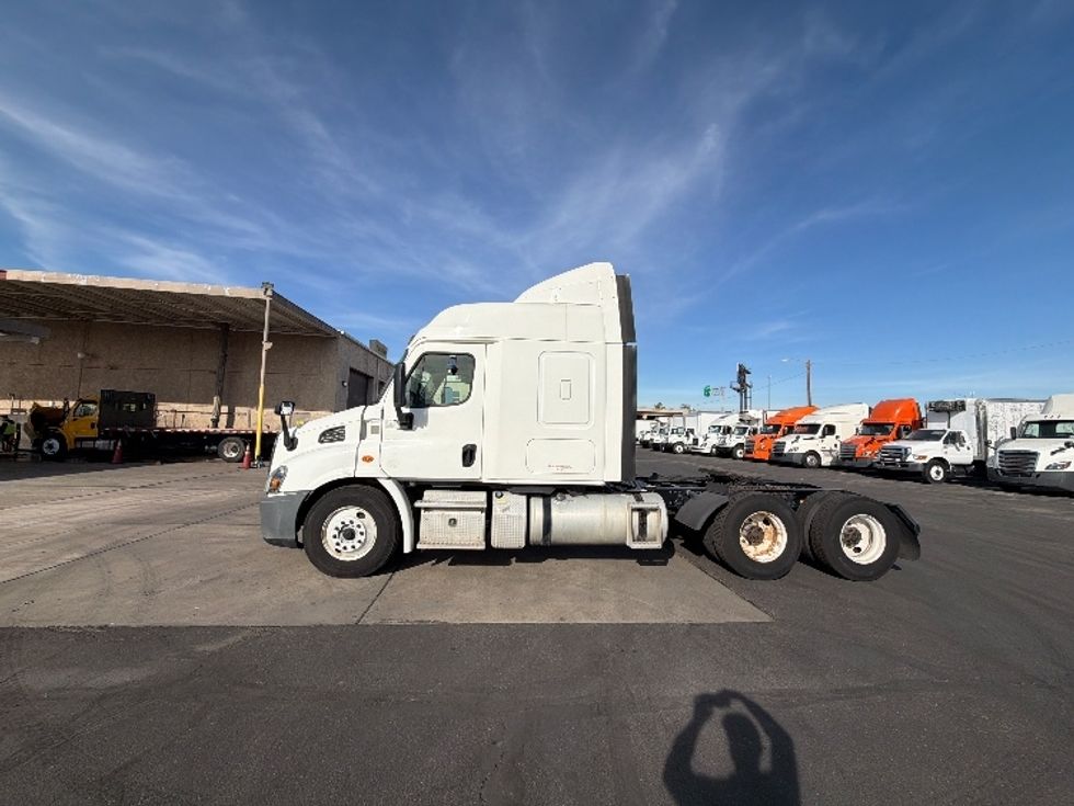 Sleeper Tractor-Heavy Duty Tractors-Freightliner-2016-Cascadia 11364ST-Phoenix-AZ-634,388\n\t\tmiles-$ 36,000 - Image 4