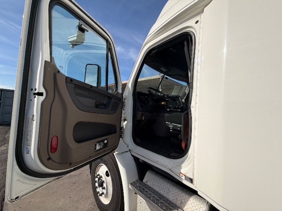 Sleeper Tractor-Heavy Duty Tractors-Freightliner-2016-Cascadia 11364ST-Phoenix-AZ-634,388\n\t\tmiles-$ 36,000 - Image 9