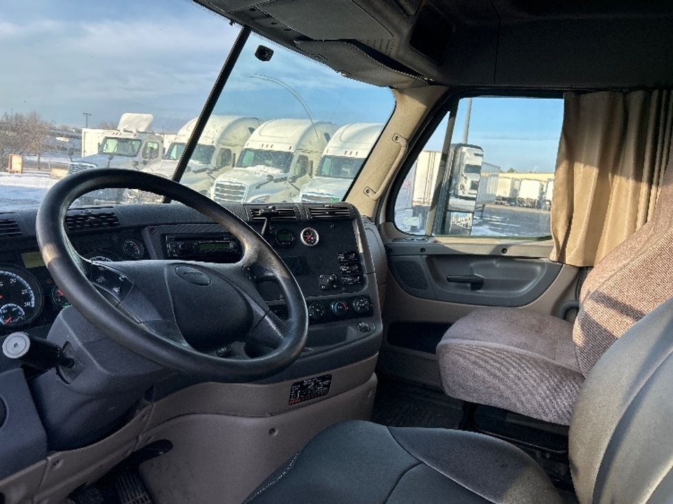 Sleeper Tractor-Heavy Duty Tractors-Freightliner-2016-Cascadia 11364ST-Roseville-MN-463,879\n\t\tmiles-$ 15,000 - Image 10