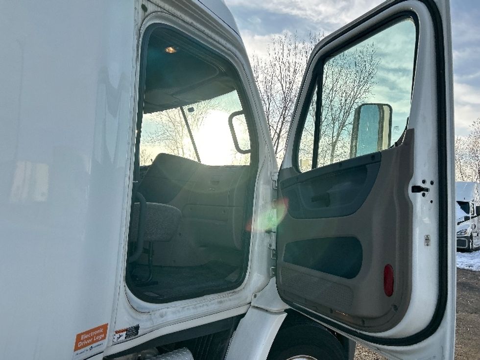 Sleeper Tractor-Heavy Duty Tractors-Freightliner-2016-Cascadia 11364ST-Roseville-MN-463,879\n\t\tmiles-$ 15,000 - Image 13