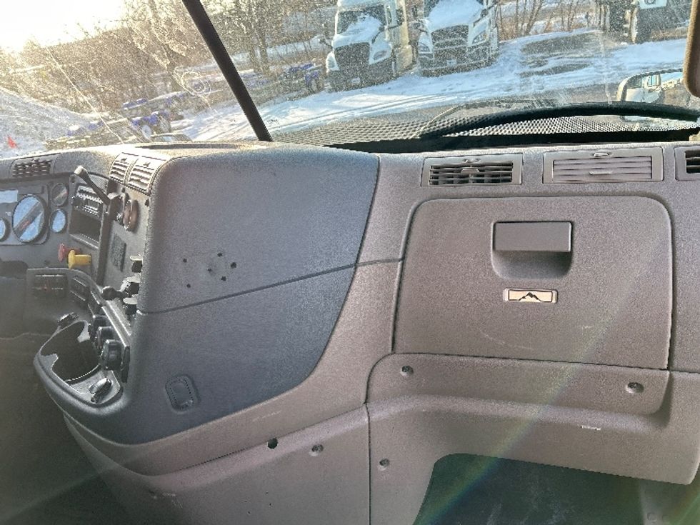 Sleeper Tractor-Heavy Duty Tractors-Freightliner-2016-Cascadia 11364ST-Roseville-MN-463,879\n\t\tmiles-$ 15,000 - Image 14