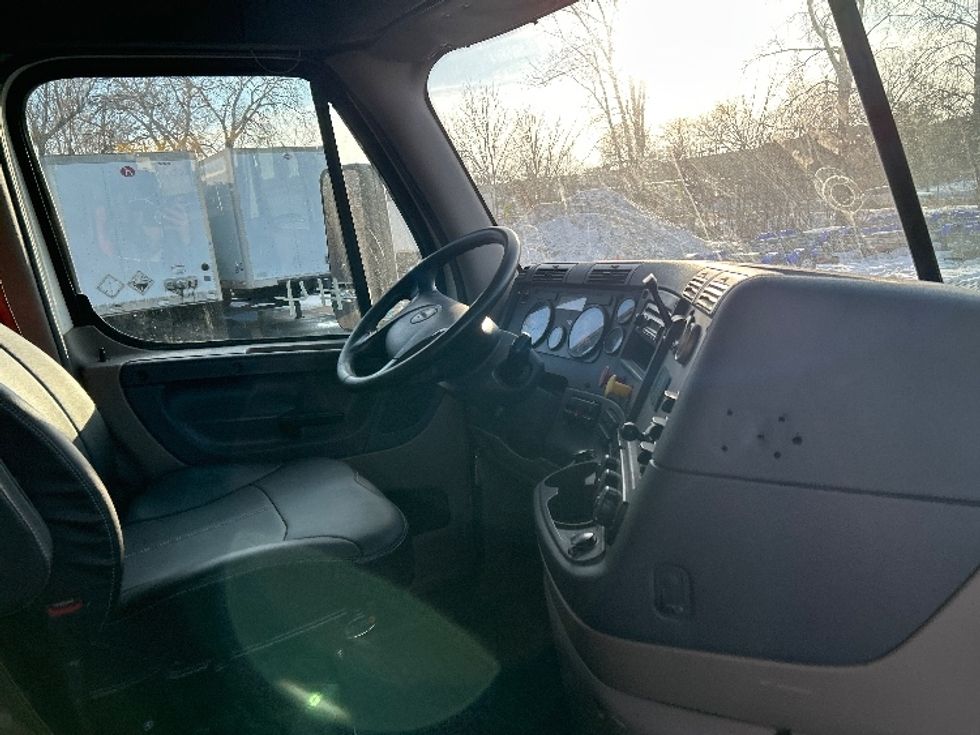 Sleeper Tractor-Heavy Duty Tractors-Freightliner-2016-Cascadia 11364ST-Roseville-MN-463,879\n\t\tmiles-$ 15,000 - Image 15