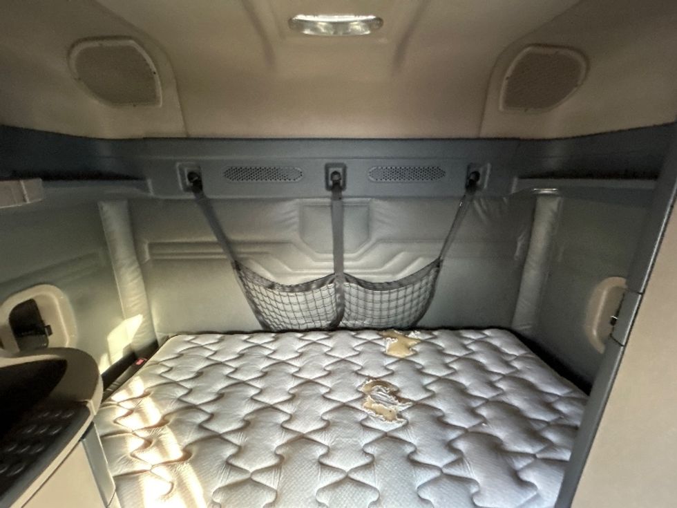 Sleeper Tractor-Heavy Duty Tractors-Freightliner-2016-Cascadia 11364ST-Roseville-MN-463,879\n\t\tmiles-$ 15,000 - Image 16