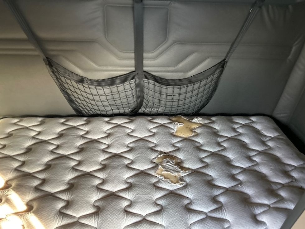 Sleeper Tractor-Heavy Duty Tractors-Freightliner-2016-Cascadia 11364ST-Roseville-MN-463,879\n\t\tmiles-$ 15,000 - Image 17