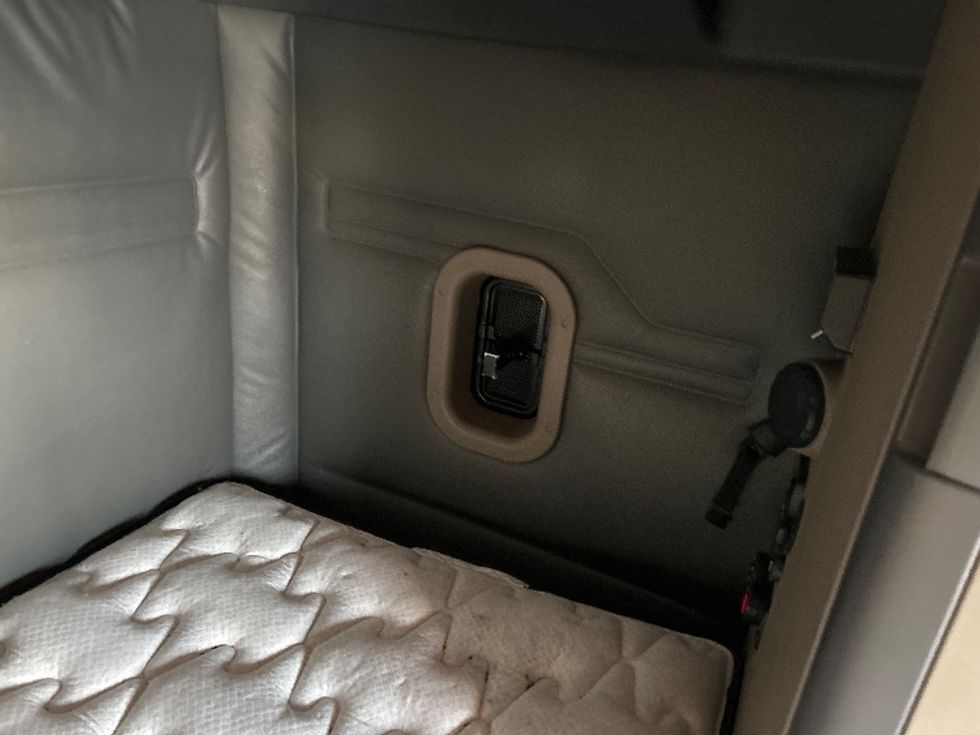 Sleeper Tractor-Heavy Duty Tractors-Freightliner-2016-Cascadia 11364ST-Roseville-MN-463,879\n\t\tmiles-$ 15,000 - Image 18