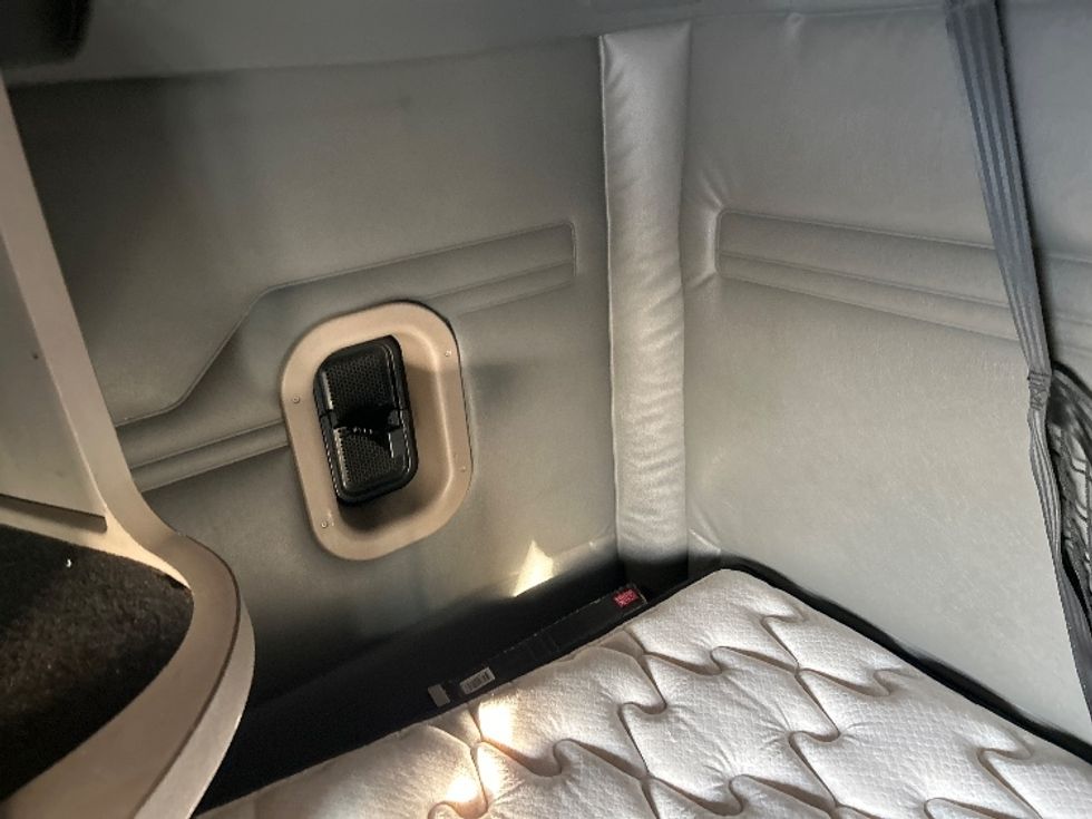 Sleeper Tractor-Heavy Duty Tractors-Freightliner-2016-Cascadia 11364ST-Roseville-MN-463,879\n\t\tmiles-$ 15,000 - Image 19