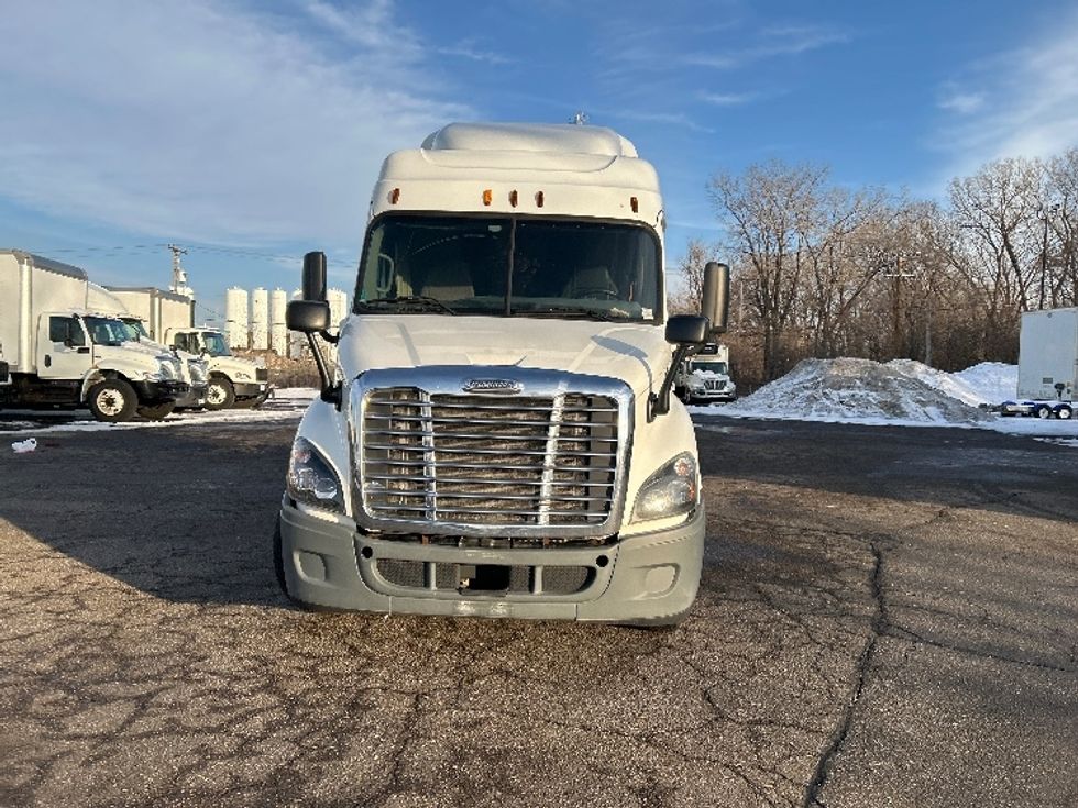 Sleeper Tractor-Heavy Duty Tractors-Freightliner-2016-Cascadia 11364ST-Roseville-MN-463,879\n\t\tmiles-$ 15,000 - Image 2