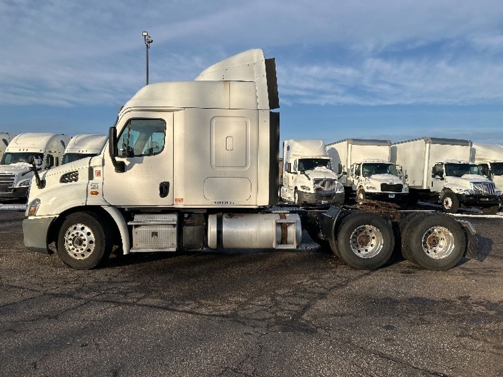 Sleeper Tractor-Heavy Duty Tractors-Freightliner-2016-Cascadia 11364ST-Roseville-MN-463,879\n\t\tmiles-$ 15,000 - Image 4