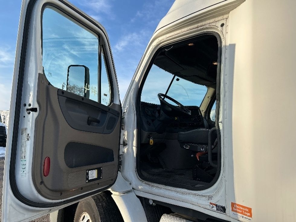 Sleeper Tractor-Heavy Duty Tractors-Freightliner-2016-Cascadia 11364ST-Roseville-MN-463,879\n\t\tmiles-$ 15,000 - Image 9