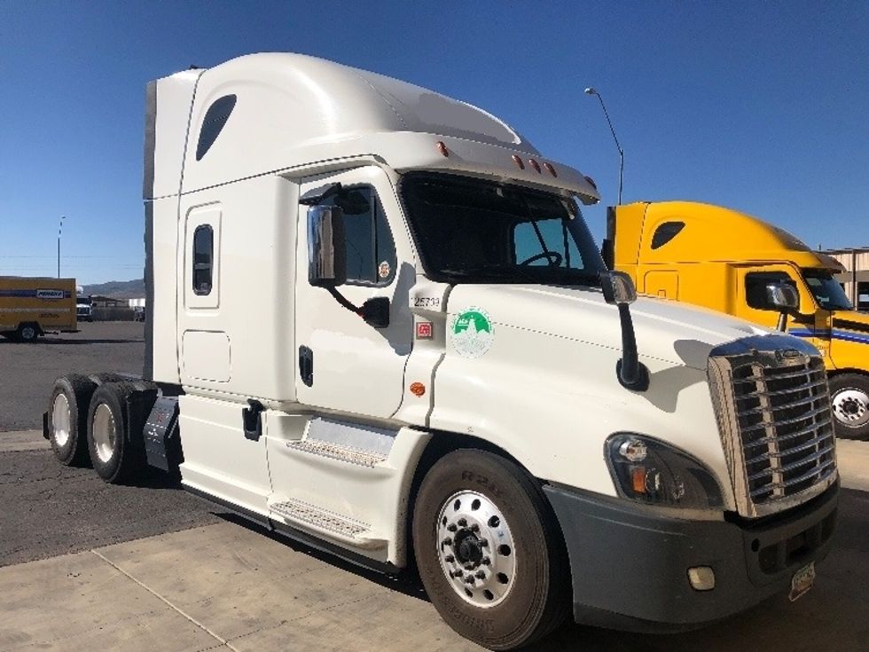 Used 2016 Freightliner Tractor Sleeper Tractor Unit 125709 Penske