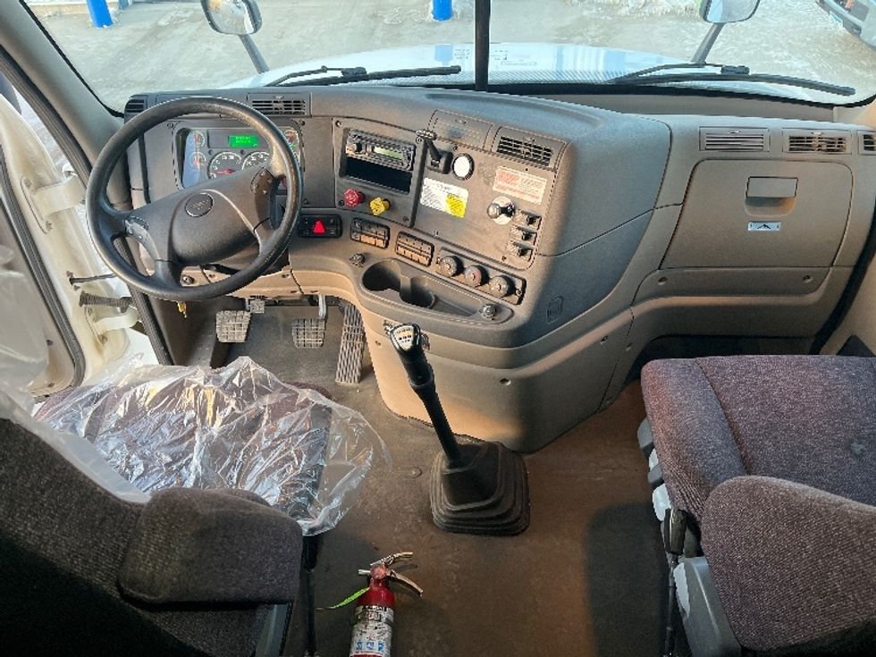 Sleeper Tractor-Heavy Duty Tractors-Freightliner-2016-Cascadia 12564ST-Lincoln-ND-462,789\n\t\tmiles-$ 40,500 - Image 12
