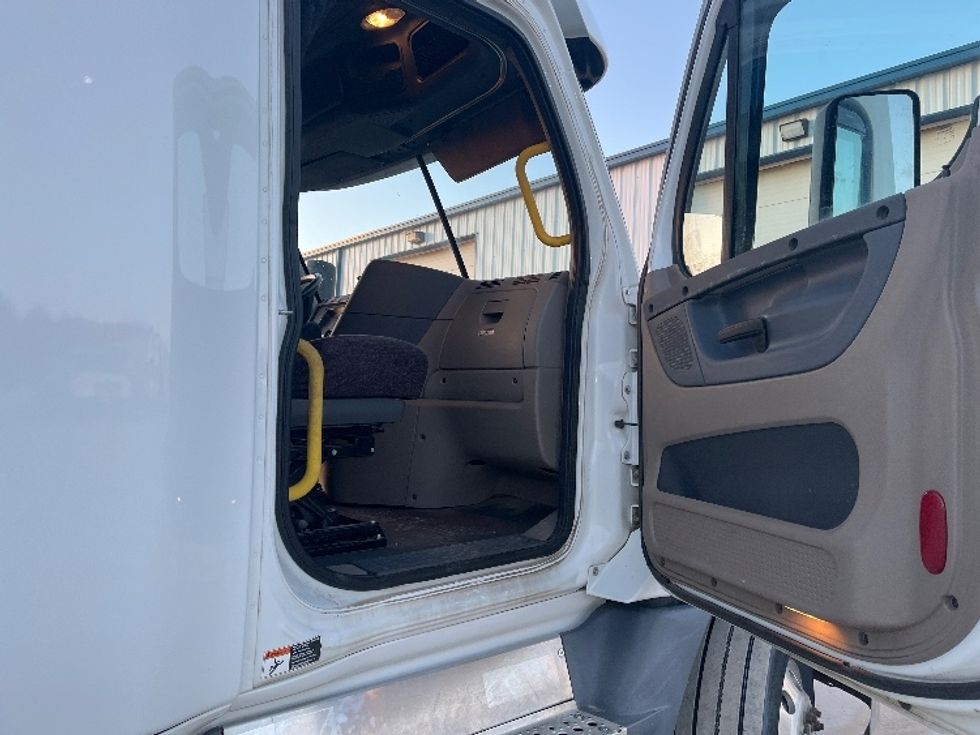 Sleeper Tractor-Heavy Duty Tractors-Freightliner-2016-Cascadia 12564ST-Lincoln-ND-462,789\n\t\tmiles-$ 40,500 - Image 13