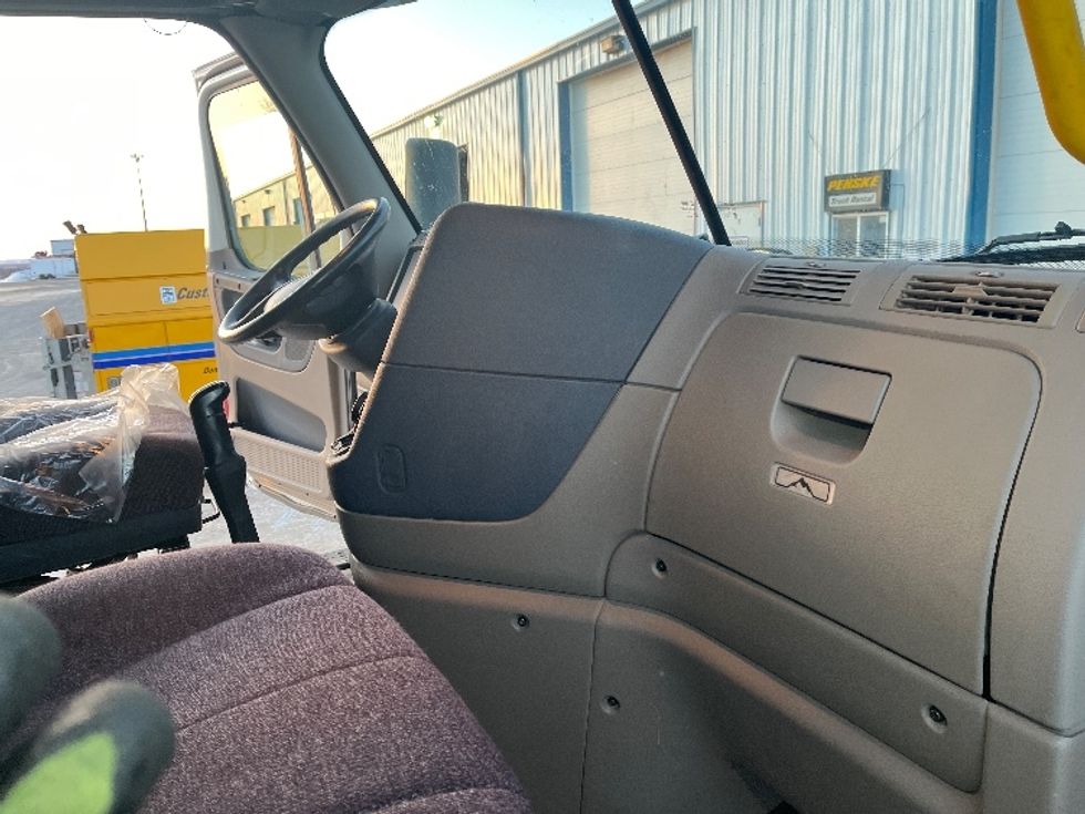 Sleeper Tractor-Heavy Duty Tractors-Freightliner-2016-Cascadia 12564ST-Lincoln-ND-462,789\n\t\tmiles-$ 40,500 - Image 16