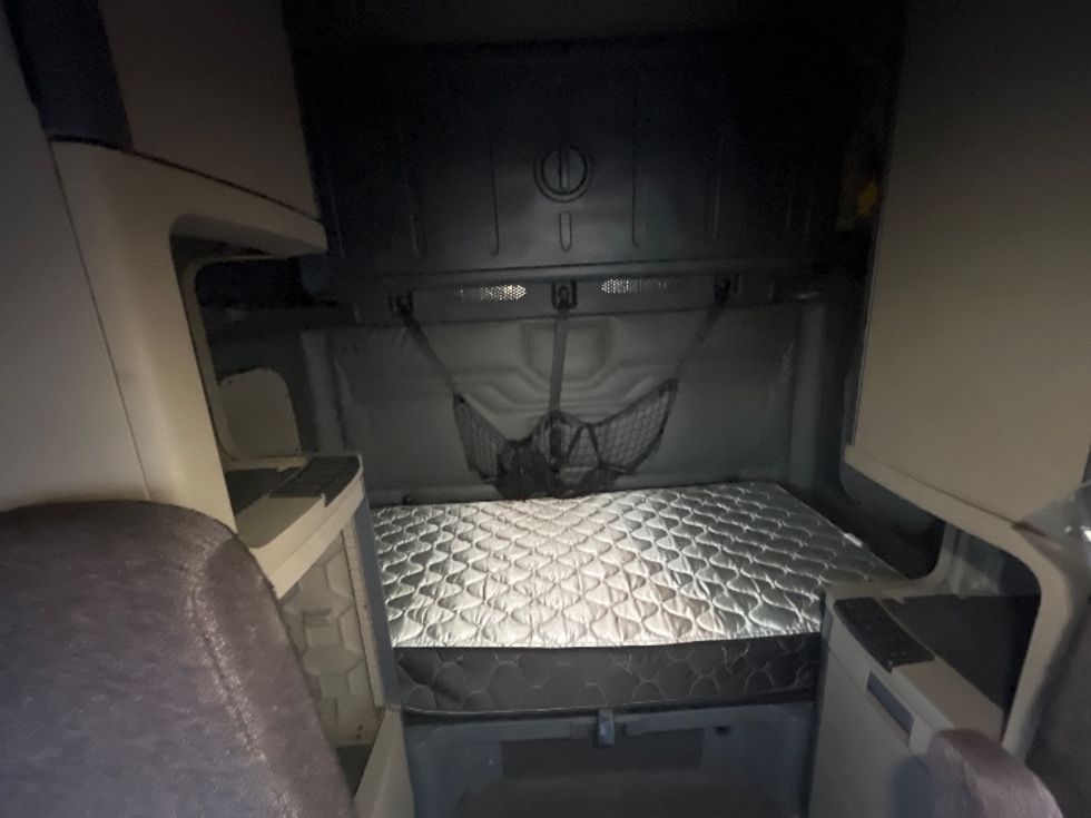 Sleeper Tractor-Heavy Duty Tractors-Freightliner-2016-Cascadia 12564ST-Lincoln-ND-462,789\n\t\tmiles-$ 40,500 - Image 17