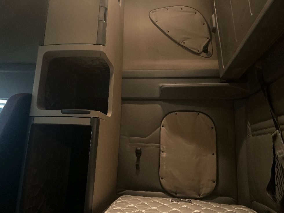 Sleeper Tractor-Heavy Duty Tractors-Freightliner-2016-Cascadia 12564ST-Lincoln-ND-462,789\n\t\tmiles-$ 40,500 - Image 19