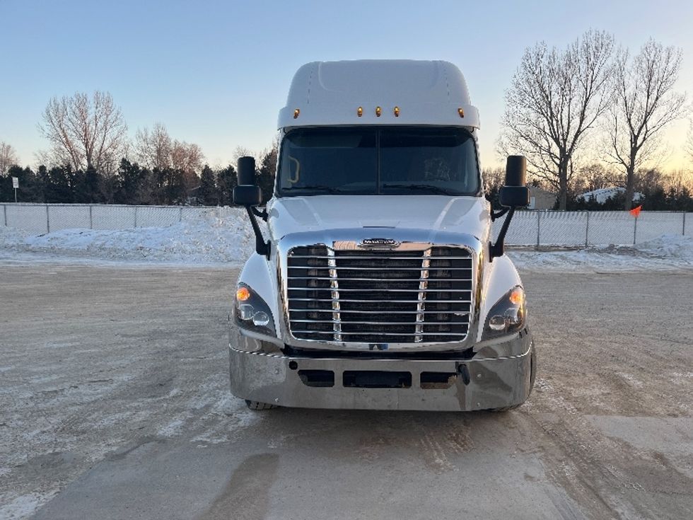 Sleeper Tractor-Heavy Duty Tractors-Freightliner-2016-Cascadia 12564ST-Lincoln-ND-462,789\n\t\tmiles-$ 40,500 - Image 2