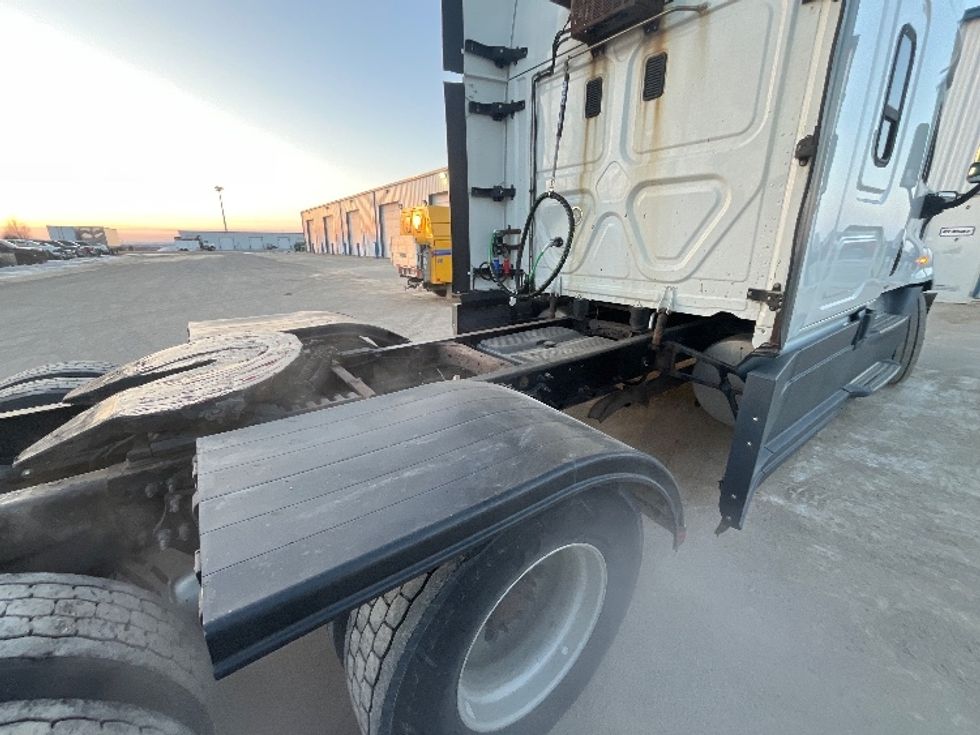Sleeper Tractor-Heavy Duty Tractors-Freightliner-2016-Cascadia 12564ST-Lincoln-ND-462,789\n\t\tmiles-$ 40,500 - Image 22