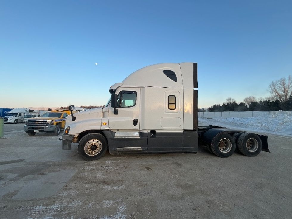 Sleeper Tractor-Heavy Duty Tractors-Freightliner-2016-Cascadia 12564ST-Lincoln-ND-462,789\n\t\tmiles-$ 40,500 - Image 4