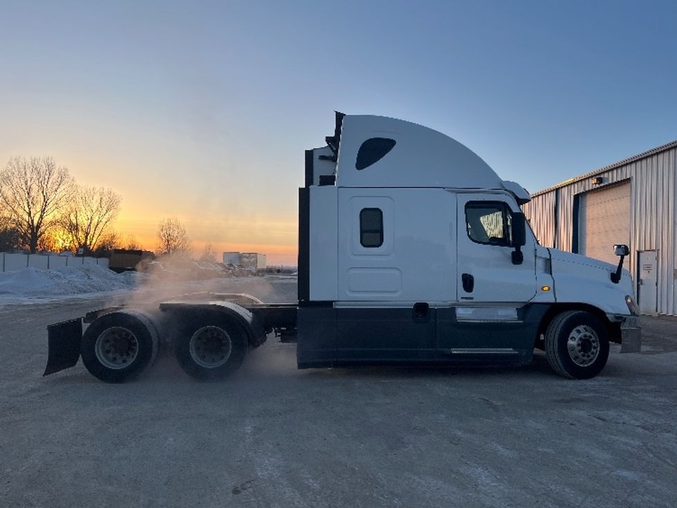 Sleeper Tractor-Heavy Duty Tractors-Freightliner-2016-Cascadia 12564ST-Lincoln-ND-462,789\n\t\tmiles-$ 40,500 - Image 7