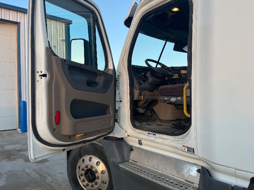 Sleeper Tractor-Heavy Duty Tractors-Freightliner-2016-Cascadia 12564ST-Lincoln-ND-462,789\n\t\tmiles-$ 40,500 - Image 8