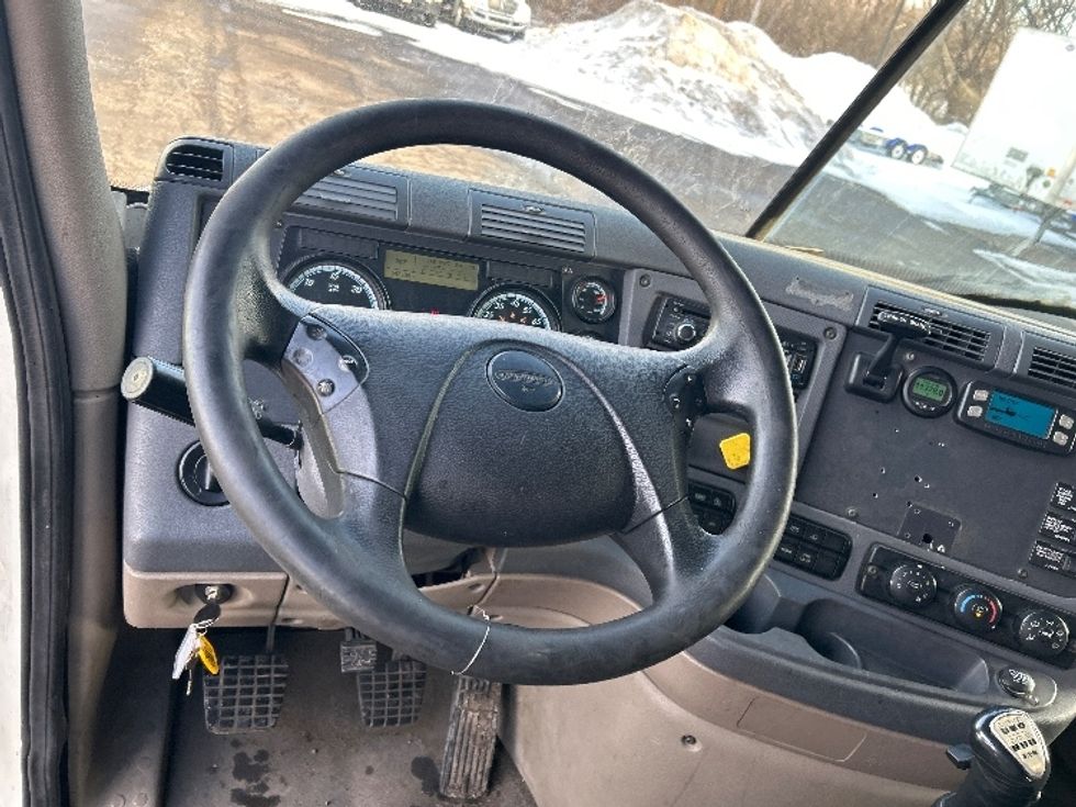 Sleeper Tractor-Heavy Duty Tractors-Freightliner-2016-Cascadia 12564ST-Roseville-MN-543,508\n\t\tmiles-$ 41,500 - Image 11