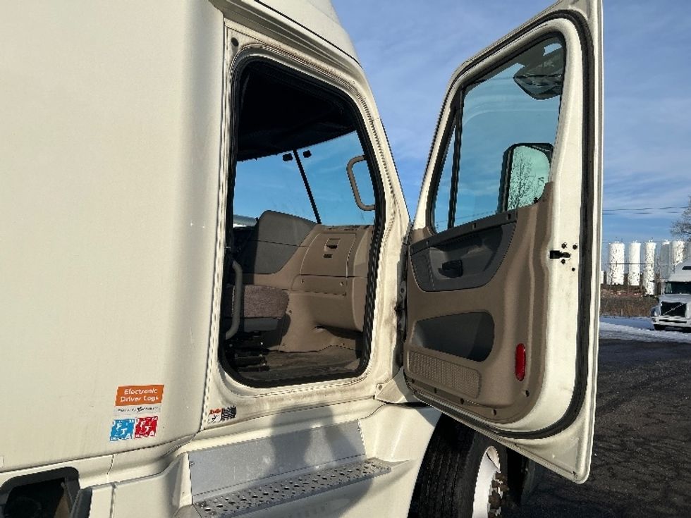 Sleeper Tractor-Heavy Duty Tractors-Freightliner-2016-Cascadia 12564ST-Roseville-MN-543,508\n\t\tmiles-$ 41,500 - Image 13