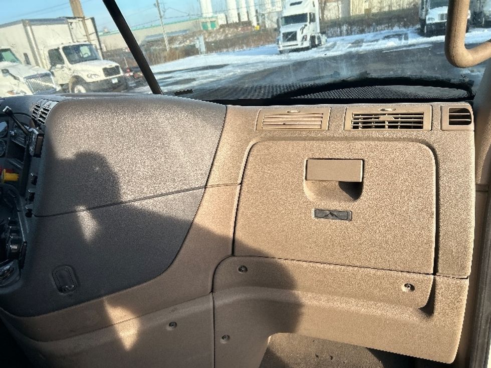 Sleeper Tractor-Heavy Duty Tractors-Freightliner-2016-Cascadia 12564ST-Roseville-MN-543,508\n\t\tmiles-$ 41,500 - Image 14