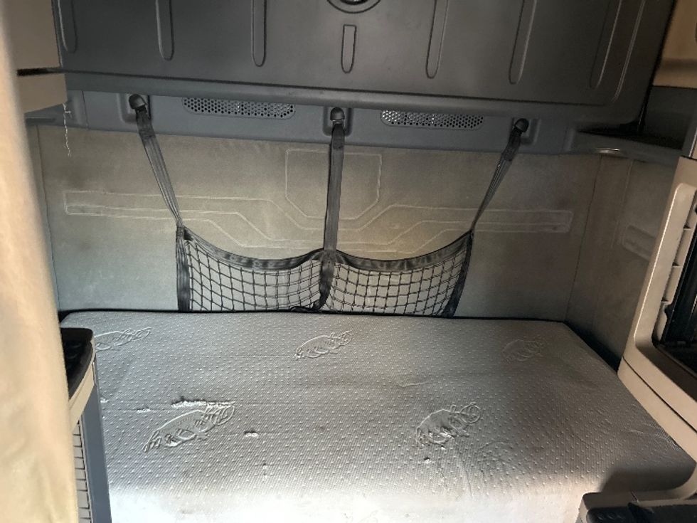 Sleeper Tractor-Heavy Duty Tractors-Freightliner-2016-Cascadia 12564ST-Roseville-MN-543,508\n\t\tmiles-$ 41,500 - Image 16