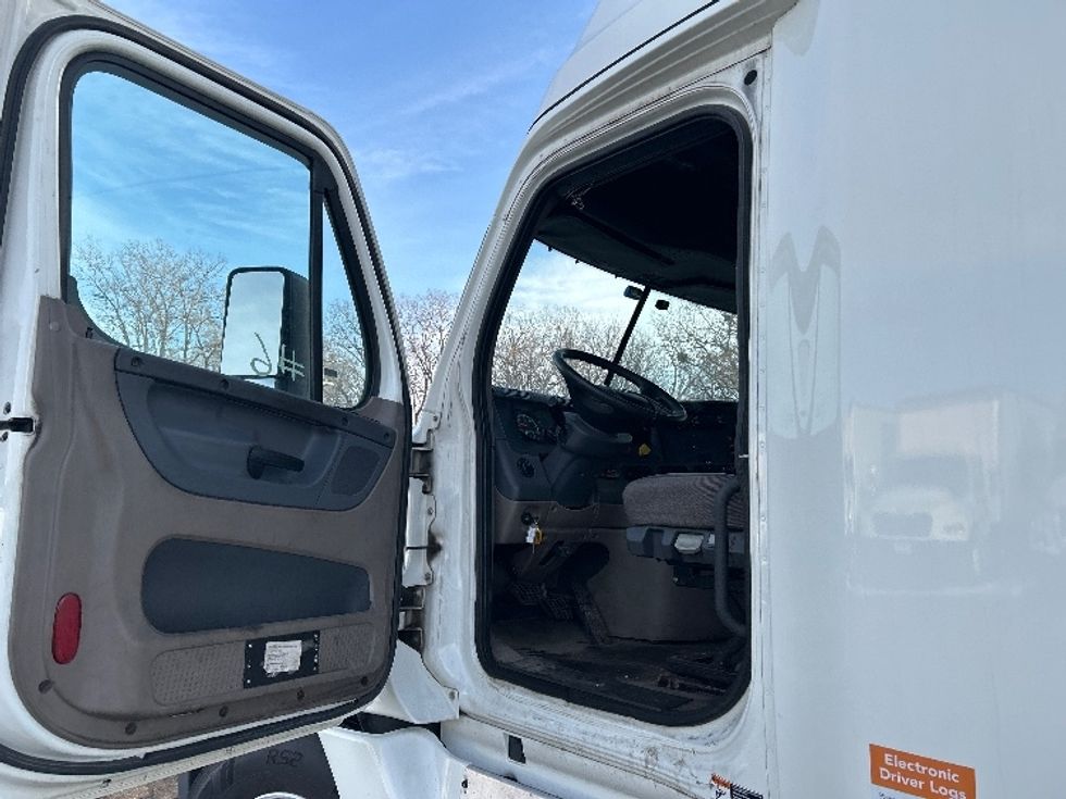 Sleeper Tractor-Heavy Duty Tractors-Freightliner-2016-Cascadia 12564ST-Roseville-MN-543,508\n\t\tmiles-$ 41,500 - Image 9