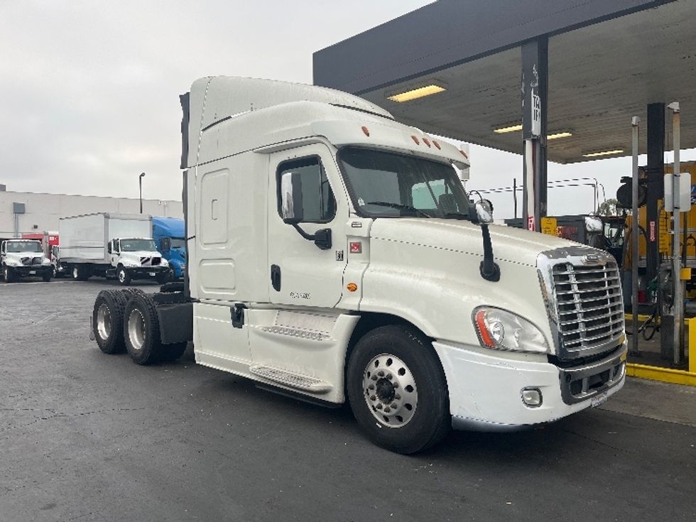Sleeper Tractor-Heavy Duty Tractors-Freightliner-2016-Cascadia 12564ST-Torrance-CA-352,109\n\t\tmiles-$ 53,250 - Image 1