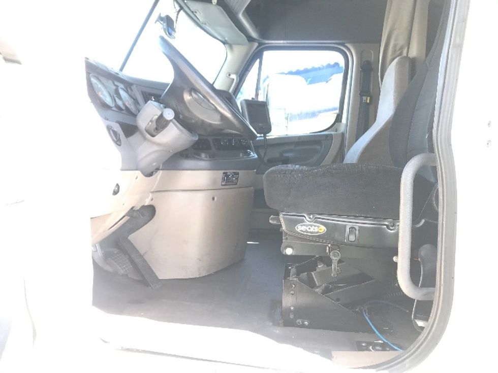 Sleeper Tractor-Heavy Duty Tractors-Freightliner-2016-Cascadia 12564ST-Torrance-CA-352,109\n\t\tmiles-$ 53,250 - Image 10