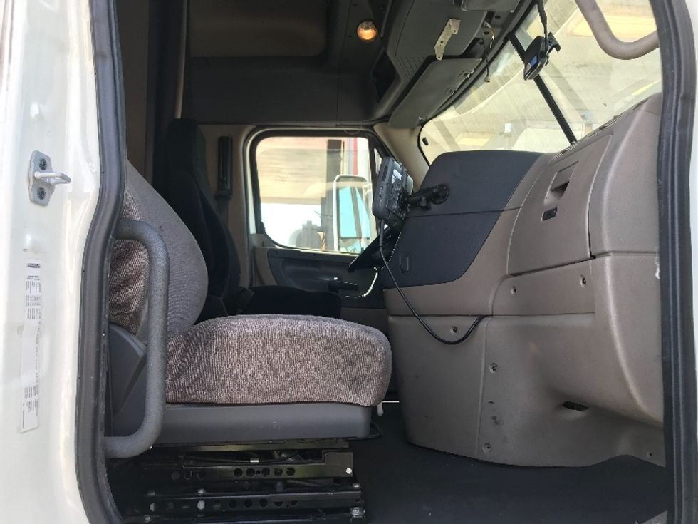 Sleeper Tractor-Heavy Duty Tractors-Freightliner-2016-Cascadia 12564ST-Torrance-CA-352,109\n\t\tmiles-$ 53,250 - Image 15