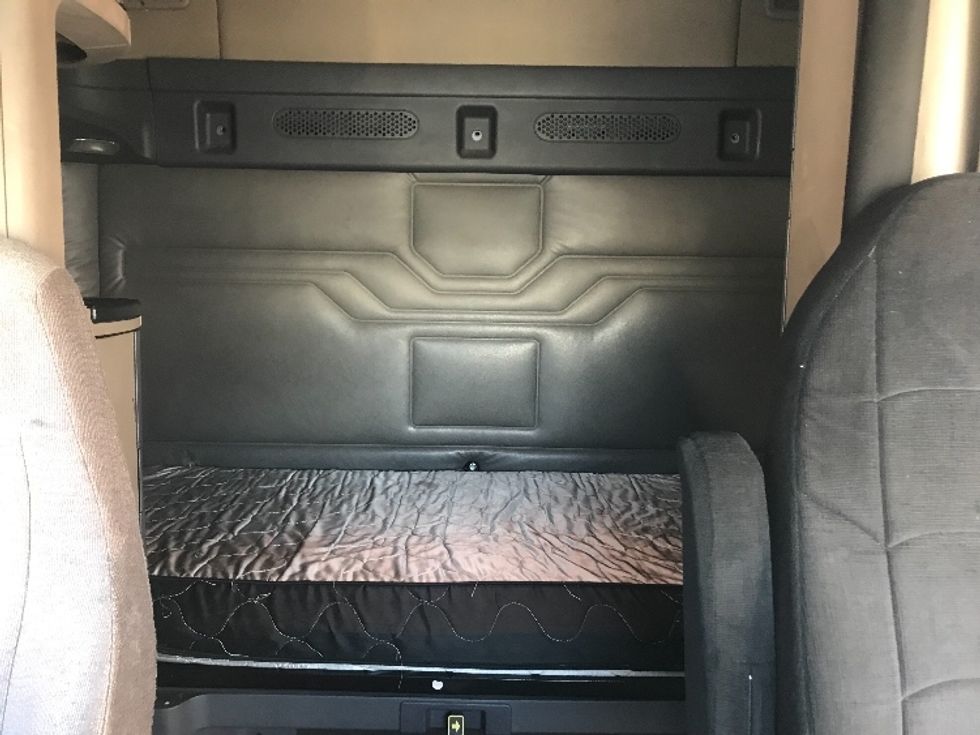 Sleeper Tractor-Heavy Duty Tractors-Freightliner-2016-Cascadia 12564ST-Torrance-CA-352,109\n\t\tmiles-$ 53,250 - Image 16