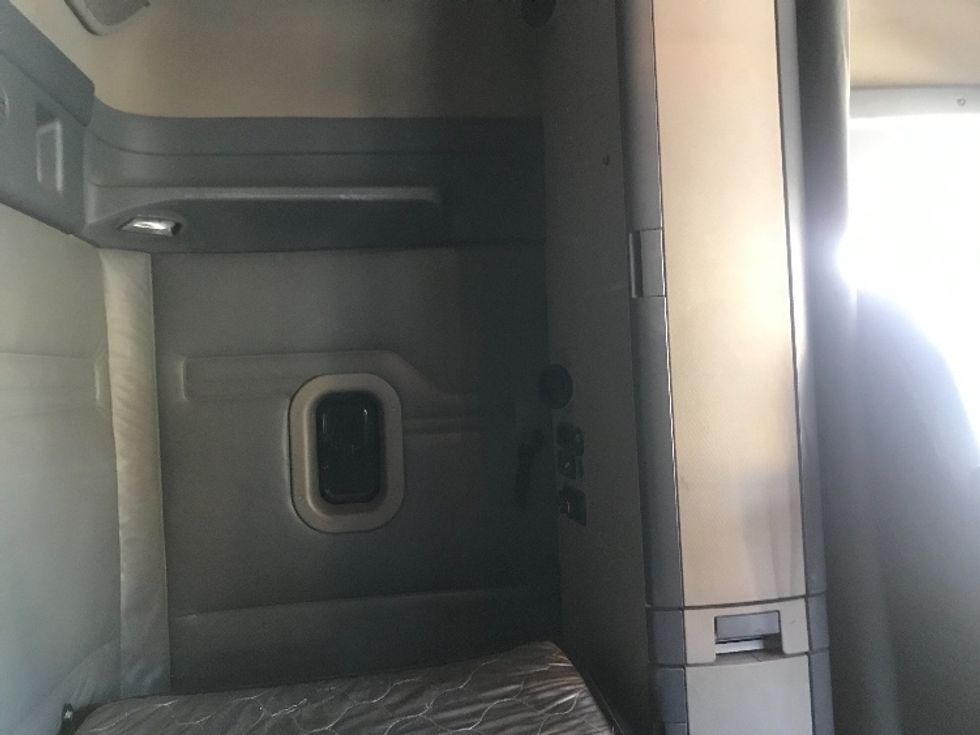 Sleeper Tractor-Heavy Duty Tractors-Freightliner-2016-Cascadia 12564ST-Torrance-CA-352,109\n\t\tmiles-$ 53,250 - Image 18