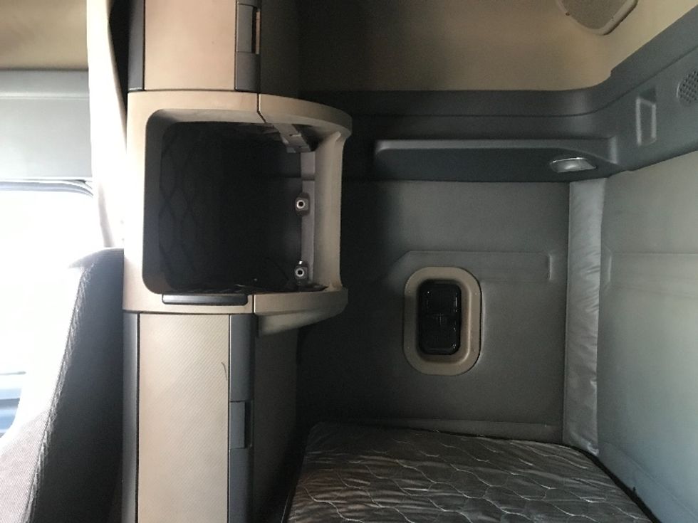 Sleeper Tractor-Heavy Duty Tractors-Freightliner-2016-Cascadia 12564ST-Torrance-CA-352,109\n\t\tmiles-$ 53,250 - Image 19