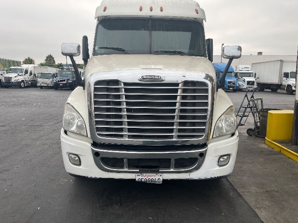Sleeper Tractor-Heavy Duty Tractors-Freightliner-2016-Cascadia 12564ST-Torrance-CA-352,109\n\t\tmiles-$ 53,250 - Image 2