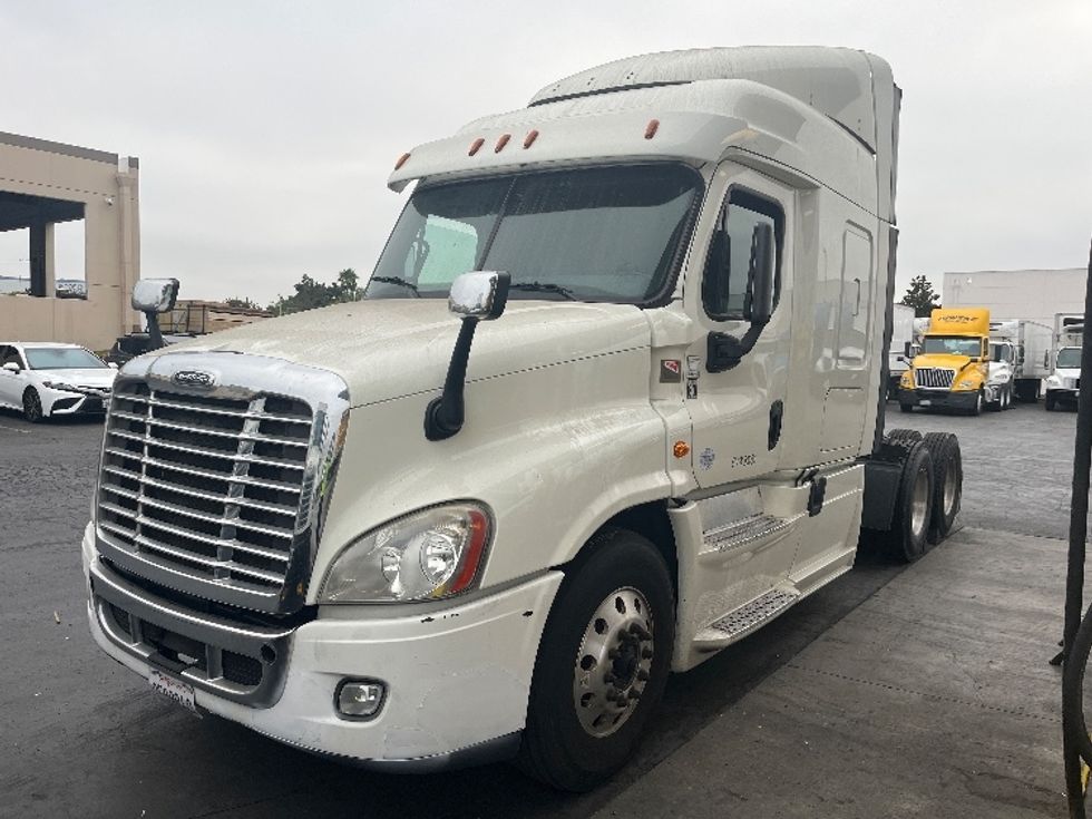 Sleeper Tractor-Heavy Duty Tractors-Freightliner-2016-Cascadia 12564ST-Torrance-CA-352,109\n\t\tmiles-$ 53,250 - Image 3