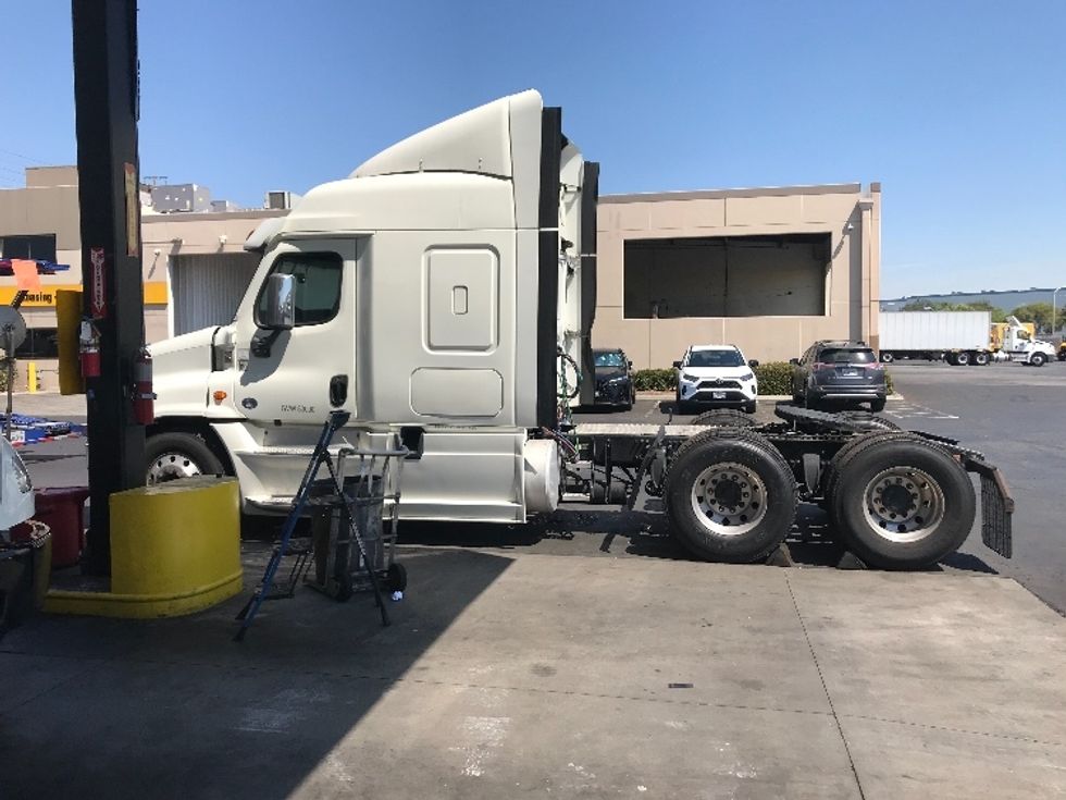 Sleeper Tractor-Heavy Duty Tractors-Freightliner-2016-Cascadia 12564ST-Torrance-CA-352,109\n\t\tmiles-$ 53,250 - Image 4