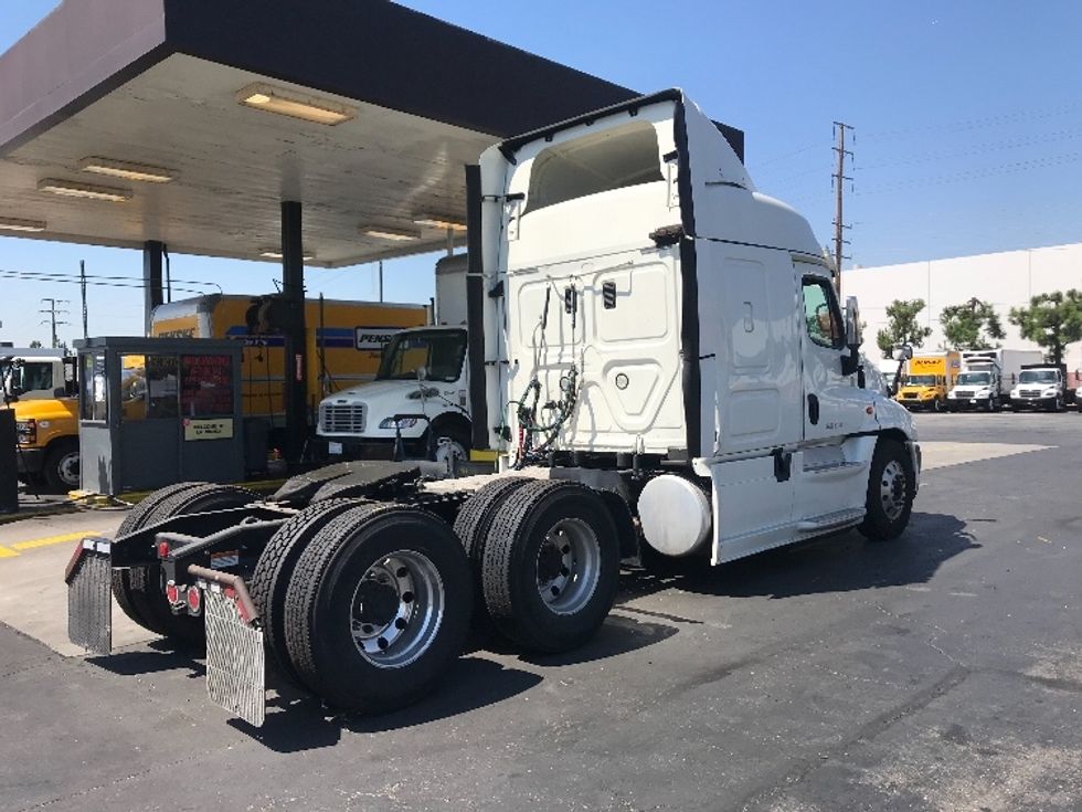 Sleeper Tractor-Heavy Duty Tractors-Freightliner-2016-Cascadia 12564ST-Torrance-CA-352,109\n\t\tmiles-$ 53,250 - Image 7
